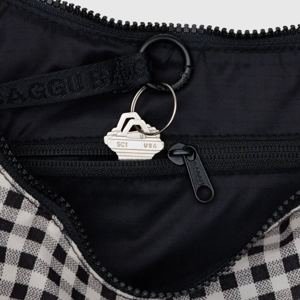 NWT Baggu Medium Crescent Bag - Black & White Gingham w/ Key Leash (2025 version - Picture 3 of 6